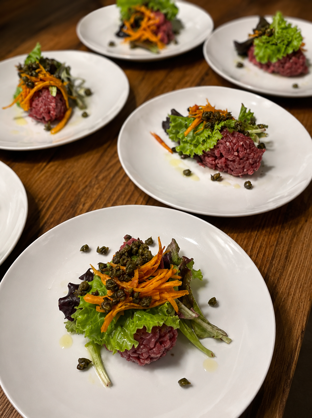 TARTARE DI FASSONA PIEMONTESE, CAPPERI CROCCANTI, CAROTE IN SCAPECE E INSALATINA