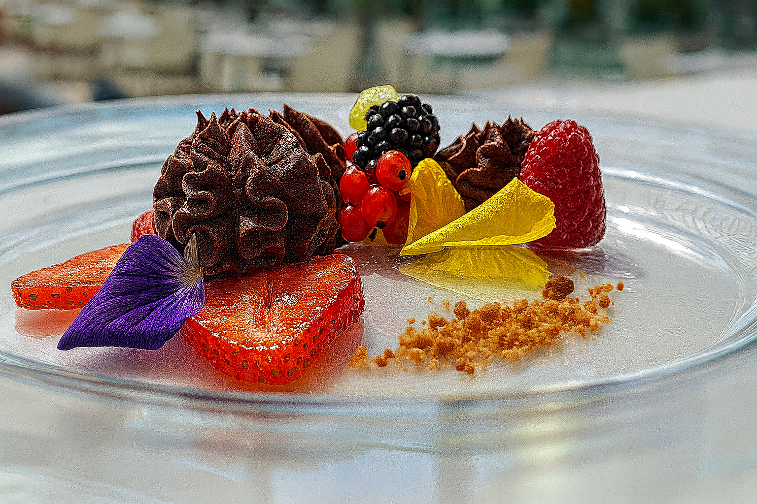 Mousse al cioccolato fondente con frutti di bosco e crumble di biscotto alle mandorle