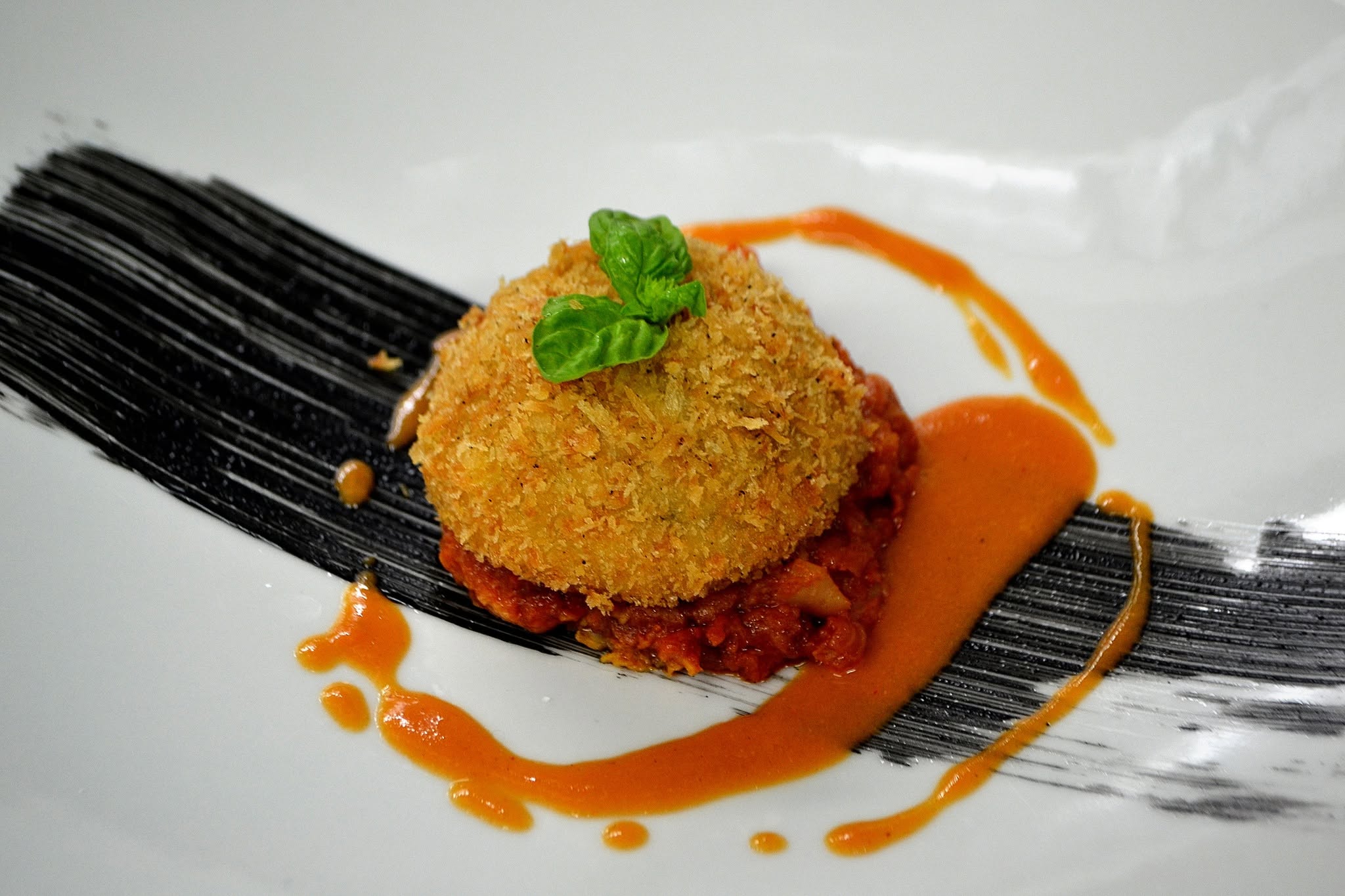 Mantecato di baccala' croccante su pappa al pomodoro e ristretto ai crostacei